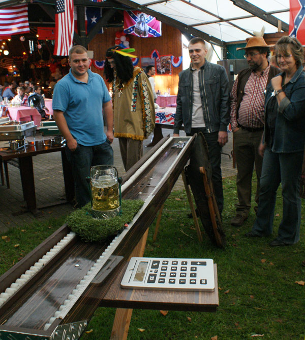 Push Track Schiebebahn anstelle eines Glücksrad.  Auch als Western Bierkrugschieben oder als, Sangria Edition für Beach Party